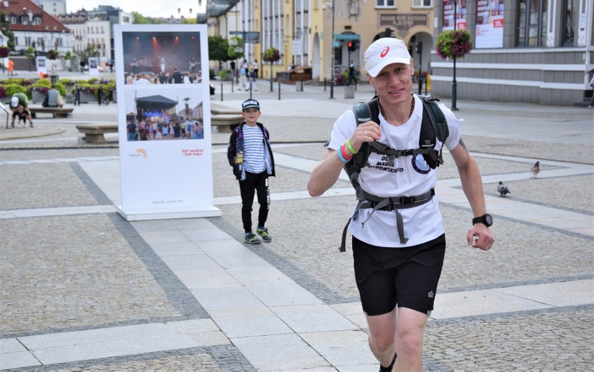 Robert Ciulkin rozpoczął wielkie wyzwanie. Przed nim 100 km biegu i 100 km jazdy na rowerze [ZDJĘCIA]