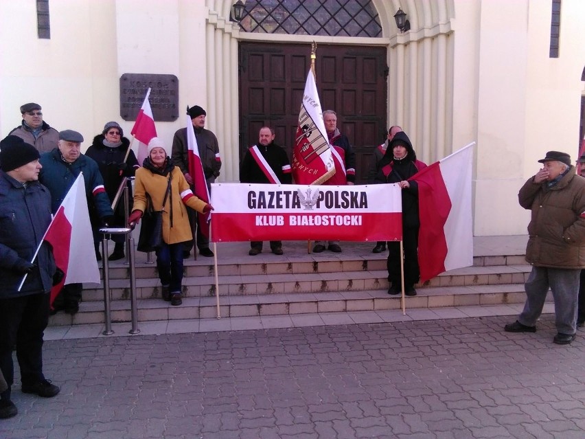 Według organizatorów w marszu miało wziąć udział około 400...