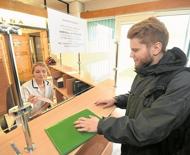 Jeżeli student pracował dorywczo w wakacje, to po powrocie powinien sprawdzić, czy w eWUŚ figuruje wciąż jako ubezpieczony