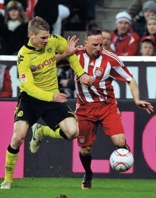 Łukasz Piszczek (z lewej, Borussia D.) i Franck Ribery (Bayern) Fot. PAP/EPA/FRANK LEONHARDT