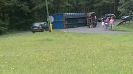 Wypadek na DK 86 w Tychach: Ciężarówka przewróciła się na bok