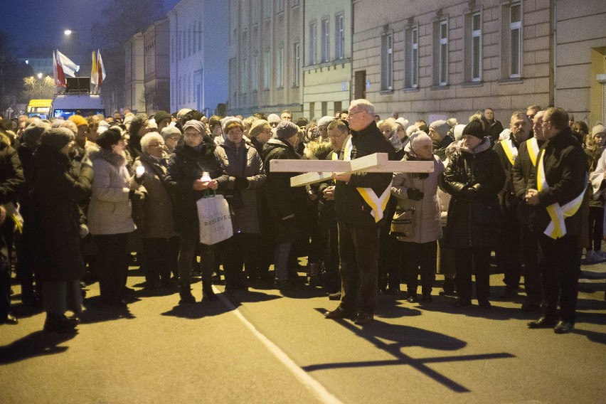 Kilkuset wiernych uczestniczyło we wspólnej modlitwie...