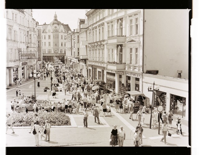 Zdjęcia nie mają dat. Tylko po tym, co prezentują, można w przybliżeniu określić lata, w których robił je Czesław Łuniewicz, znany i nie żyjący już fotograf. Po jego śmierci, zdjęcia trafiły do Archiwum Państwowego w Zielonej Górze. Na jednej fotce widać rok 1972 na plakacie zapowiadającym Festiwal Piosenki Radzieckiej, ale zdjęcia na pewno były robione w różnych miesiącach i prawdopodobnie latach.Dziś pokazujemy Wam kolejne kilkadziesiąt ujęć, tym razem z deptaka. Odnajdziecie tam ważne miejsca we wspomnieniach wielu zielonogórzan. Widać legendarny Kreślarz, wejście do księgarni przy ul. Żeromskiego i pobliski "spożywczak", który zmienił branżę w latach 90. Na kilku fotkach  zobaczycie też stragan, który w letnich miesiącach stawał przy Żeromskiego i drugi u zbiegu ulic Mickiewicza i Żeromskiego.Bar "Niger" trwa na straży tego co dawne i dobre. Oby tak dalej, bo wciąż trzyma poziom pysznej kawy, lodów i deserów. Czesław Łuniewicz wyraźnie lubił zdjęcia z góry z widokiem na deptak, bo w archiwum jest ich bardzo wiele. Może odnajdziecie na zdjęciach kogoś z rodziny, znajomych, swoje znajome kąty... Oglądajcie, wspominajcie, pokazujcie dzieciom i wnukom. Tak zmieniało się centrum miasta.POLECAMY:ARCHIWALNE ZDJĘCIA ZIELONEJ GÓRY Z ULICY WOJSKA POLSKIEGO I BOH. WESTERPLATTE