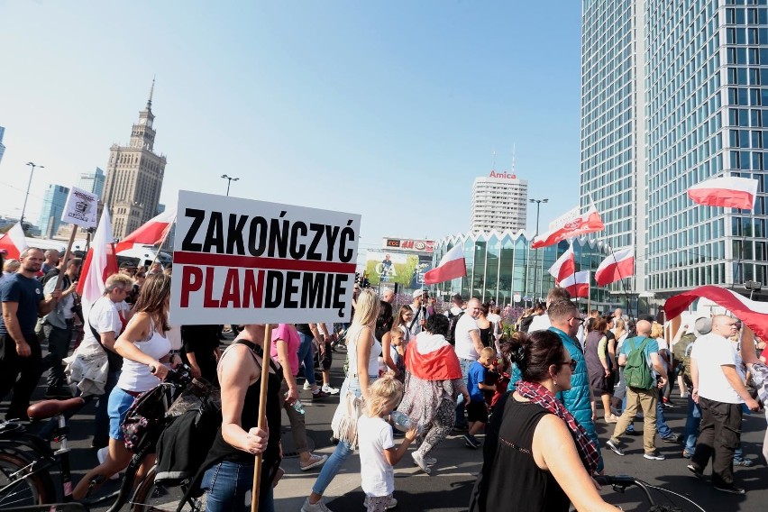 Jedni boją się lockdownu, inni zaprzeczają istnieniu...