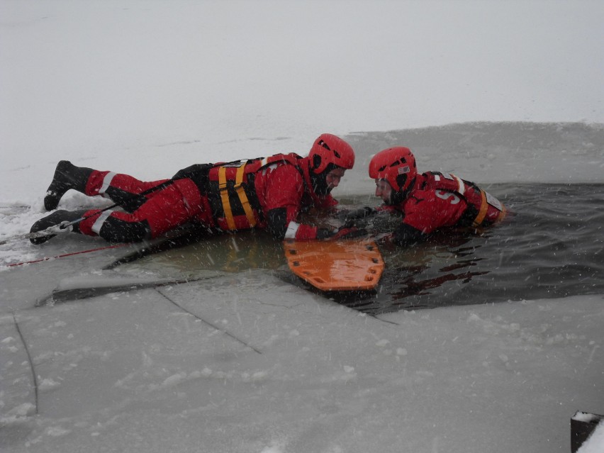 Buscy strażacy ćwiczyli ratowanie ludzkiego życia na lodzie. Zobacz zdjęcia