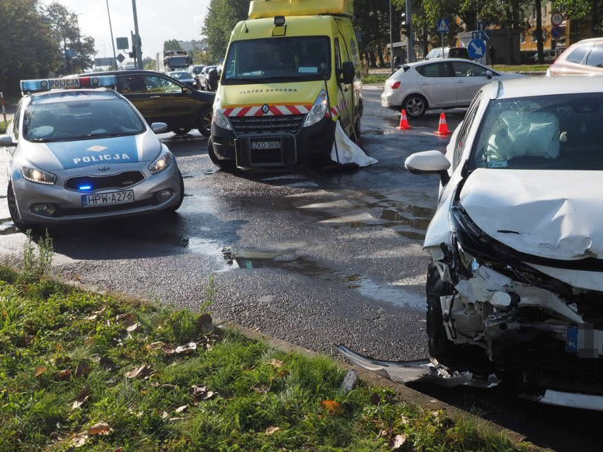 Wypadek na skrzyżowaniu ulicy Władysława IV z Akademicką w Koszalinie. Jedna osoba poszkodowana [ZDJĘCIA]