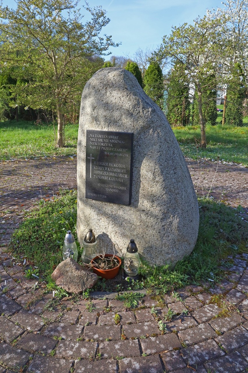 To w Manowie powstał pierwszy w Polsce pomnik poświęcony ofiarom katastrofy