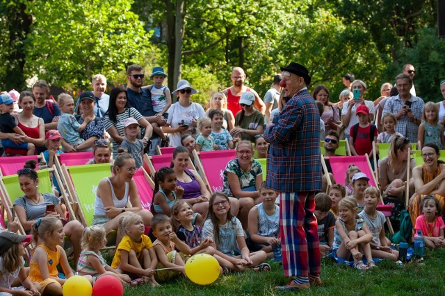 Park Jana Kochanowskiego w Bydgoszczy na dwa dni (sobotę i niedzielę, 27 i 28 sierpnia) zamienił się w festiwalowe miasteczko Pozytywki, w którym w godz. 11-17 czeka Cyrkowy Zakątek, występy artystów, zabawy i wiele innych atrakcji