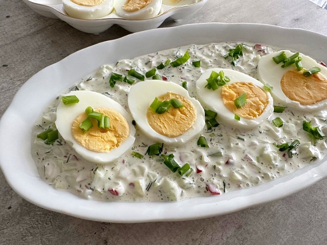 Zachwyć swoich gości pyszną przekąską na Wielkanoc. Zobacz, jak zrobić jajka w wiosennym sosie. Kliknij galerię i przesuwaj zdjęcia strzałkami lub gestem.
