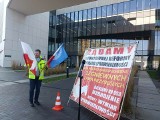 Barwny i głośny protest zorganizowała przed siedzibą Sądu Rejonowego mieszkanka Torunia 