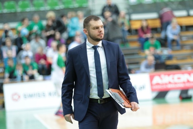 Artur Gronek, jeden z dotychczasowych asystentów Saso Filipovskiego, został trenerem Stelmetu BC Zielona Góra i poprowadzi drużynę w Tauron Basket Lidze oraz w europejskich pucharach w sezonie 2016-2017.