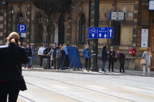 Kraków. Ul. Podwale. Kolejka.