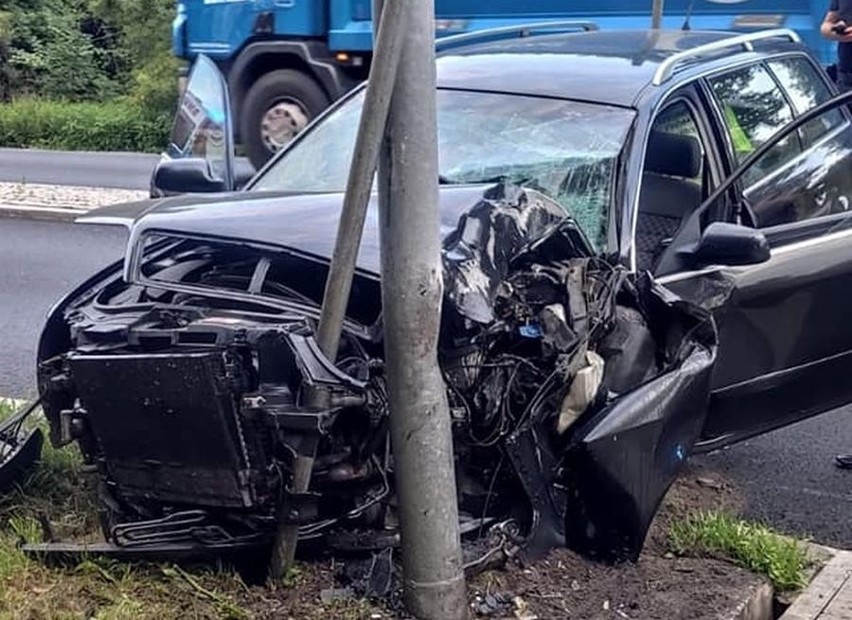 Orzysz. Audi uderzyło w latarnię. Kierująca była zakleszczona w pojeździe