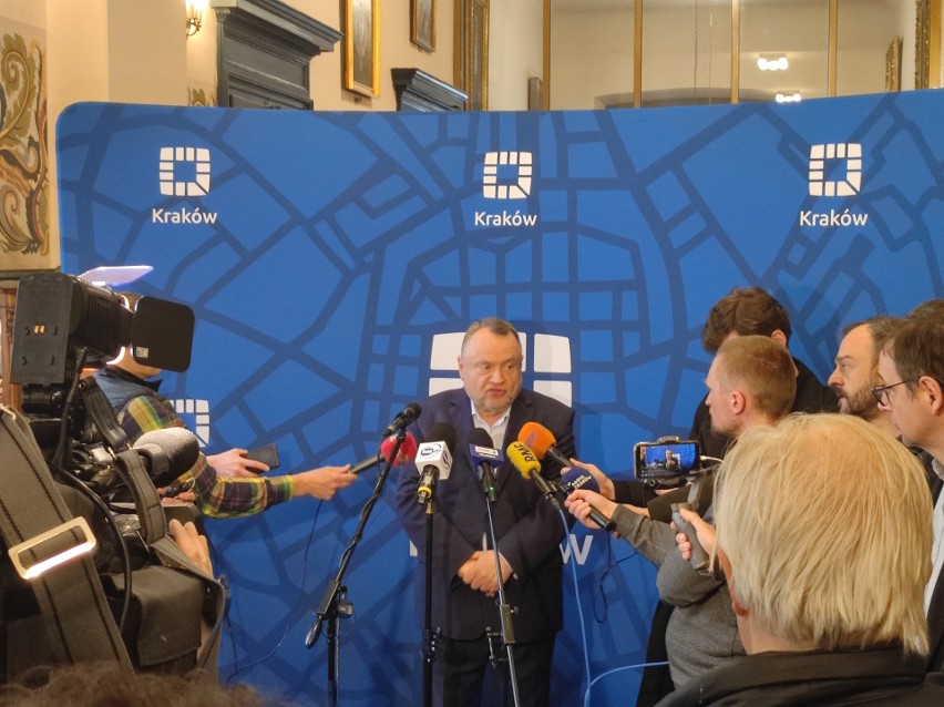 Prezydent Andrzej Kulig podczas rozmowy z dziennikarzami na...