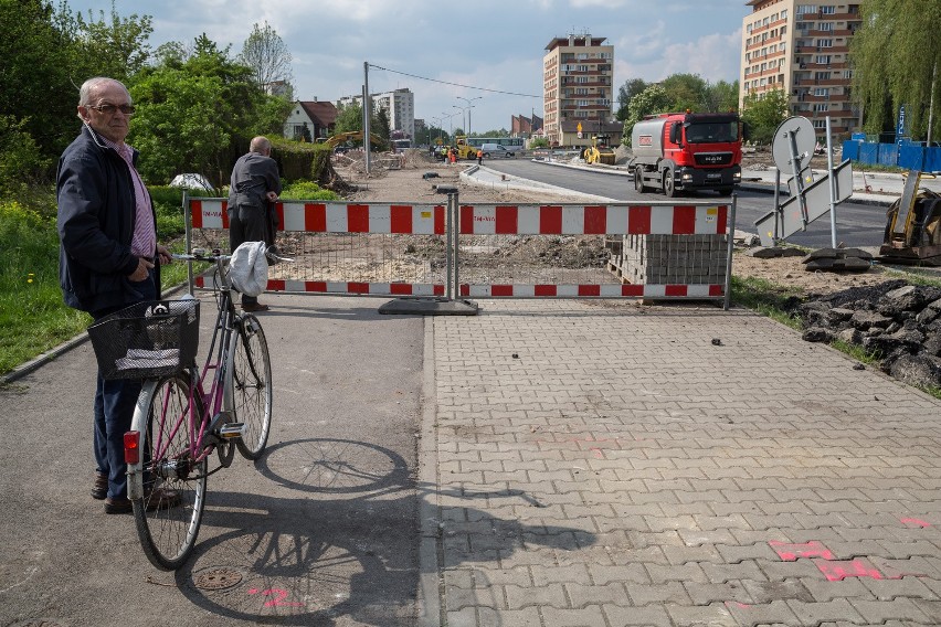 Na ul. Lema  trwa wylewanie asfaltu. Kierowcy pojadą tędy w...