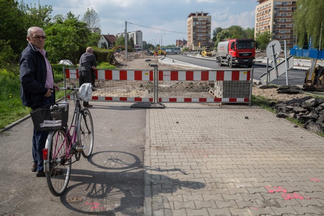 Na ul. Lema  trwa wylewanie asfaltu. Kierowcy pojadą tędy w tym tygodniu, ale ulica zostanie ukończona dopiero w sierpniu