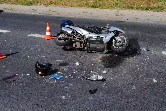 55-letni mężczyzna, który jechał tym motocyklem, trafił do szpitala