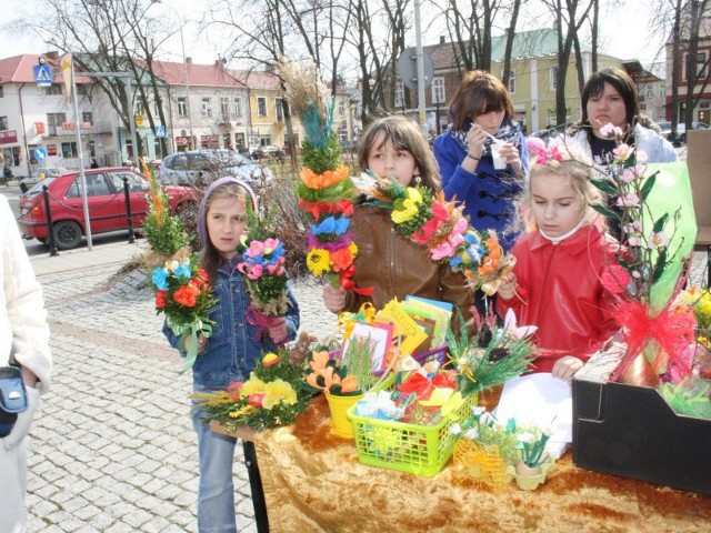 Dużym zainteresowaniem cieszyły się kolorowe palmy wielkanocne.