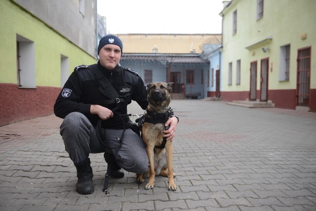 Niewiele wiemy, co dzieje się za wysokim murem aresztu. A tam jakby dwa światy. Ten półotwarty bardziej przypomina normalne życie. Możliwość pracy na zewnątrz. Przebywanie na tym zamkniętym to więcej ograniczeń. Brak wolności szczególnie doskwiera...Więcej zdjęć w serwisie   plus.gazetalubuska.pl 