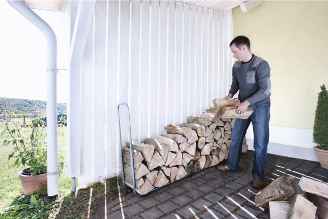 Przechowywanie drewna kominkowegoStojak do składowania drewna kominkowego