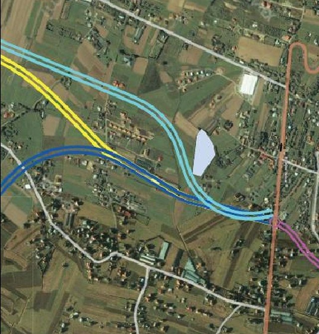 Do budowy wybrano tzw. wariant błękitny. Na zdj. satelitarne naniesione jest połączenie drogi z trasą krajową nr 28 (różowa)