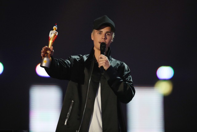 Piosenkarz Justin Bieber akceptujący nagrodę w kategorii "Najlepszy międzynarodowy performer" podczas rozdania nagród Brit Awards w Londynie (24.02.2016, Wielka Brytania).