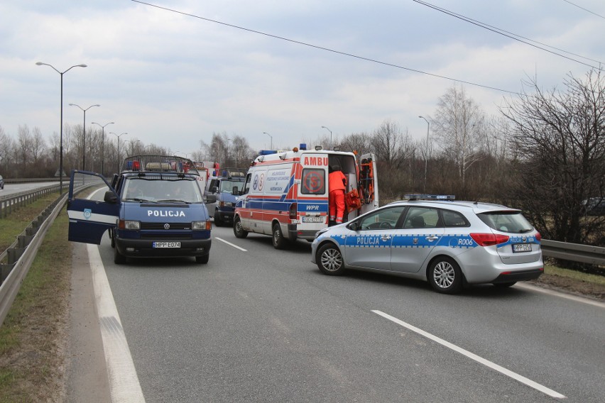 Ciężarówka uderzyła w autobus w Katowicach. Są ranni