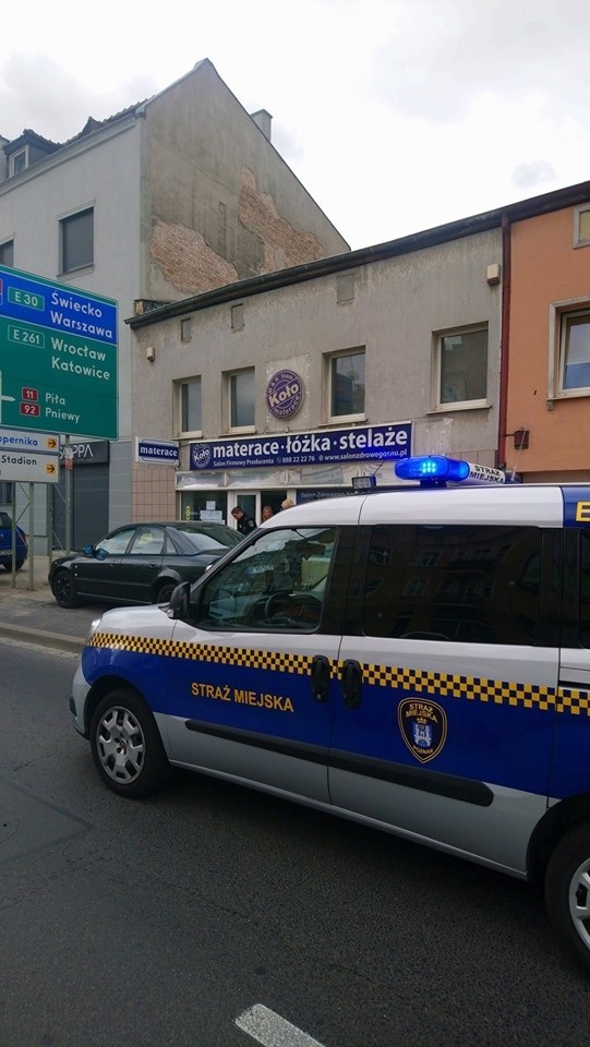 Poznań: Strażnicy miejscy uratowali kota uwięzionego pod maską samochodu. Konieczne było zdemontowanie silnika