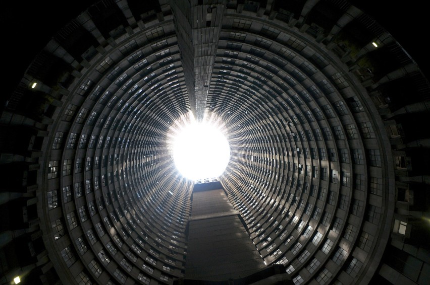 Ponte City Apartments w Johannesburgu. Do niższych pięter...