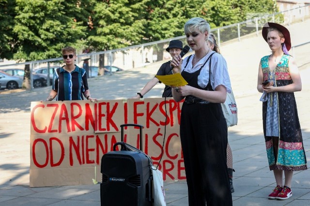 Protest na placu Solidarności w Szczecinie przeciw ministrowi edukacji narodowej i jego ekspertom