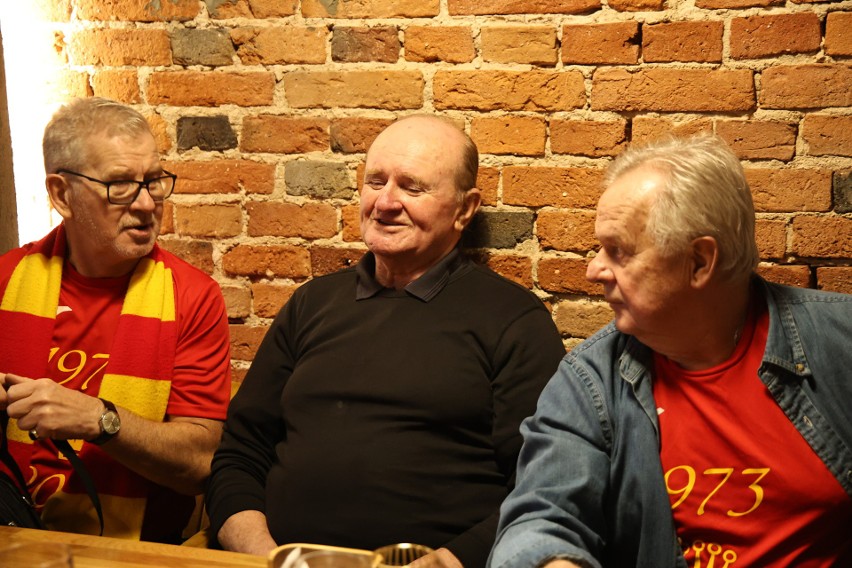 Byli znani piłkarze Korony Kielce oglądali mecz z Górnikiem Zabrze w Pizzerii 105. Byli Andrzej Jung, Jan Majdzik, Marek Parzyszek i inni