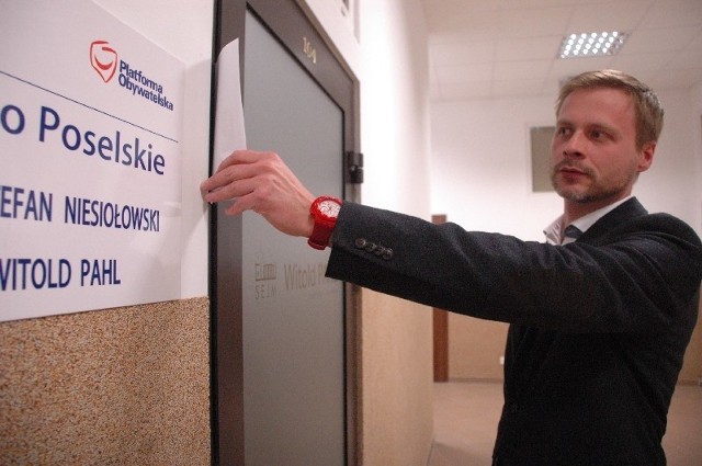 Biuro posła Stefana Niesiołowskiego w Gorzowie było w piątek po 17.00 zamknięte. Poseł Mroczek wcisnął pismo w drzwi.