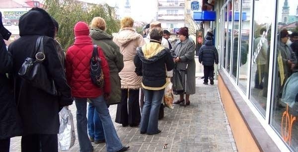 Wczoraj przed południem do jedynego czynnego bankomatu w mieście przy Mickiewicza ustawiła się gigantyczna kolejka.