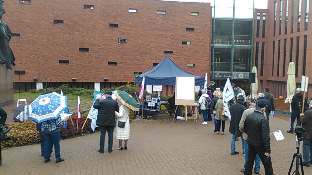 Bydgoska demonstracja na Wałach Jagiellońskich przy pomniku Kazimierza Wielkiego. Hasło brzmi „Pod pomnikiem Kazimierza Wielkiego rozliczamy rok rządów Jarosława Małego”.