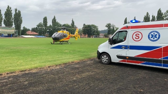 Sześcioletni chłopiec wypadł przez okno z drugiego piętra w Golubiu-Dobrzyniu. Na miejscu zdarzenia pojawili się ratownicy i helikopter. Dziecko jest przytomne.Czytaj więcej na kolejnych stronach. Przesuń zdjęcie gestem lub naciśnij strzałkę w prawo.