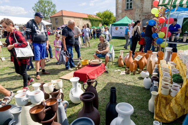 Jarmark Dominikański w Choroszczy to zawsze dzień pełen atrakcji dla mieszkańców regionu. Już 1 sierpnia przed pałacykiem Branickich będzie można nabyć rozmaite skarby u wystawców, posłuchać muzyki na żywo i wziąć udział w ciekawych warsztatach.