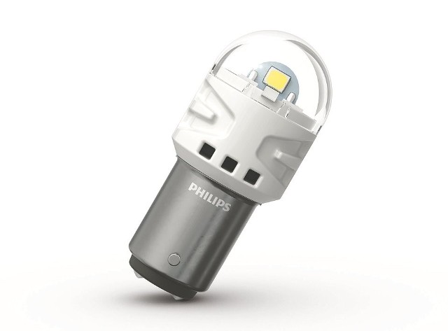 Marka Philips wprowadziła na rynek nową generację żarówek sygnalizacyjnych wykonanych w technice LED - Philips Ultinon Pro3100. Seria ta docelowo zastępuje starszą serię Pro3000. Nowe żarówki, dzięki nowej technologii produkcji, mają równomierny rozkład światła i  szybciej się włączają co poprawia bezpieczeństwo jazdy. Sprawiają, że samochód jest lepiej widoczny, a nasze manewry szyciej sygnalizowane. Philips Ultinon Pro3100 są kompatybilne z wieloma modelami pojazdów, a ich montaż jest bardzo prosty.