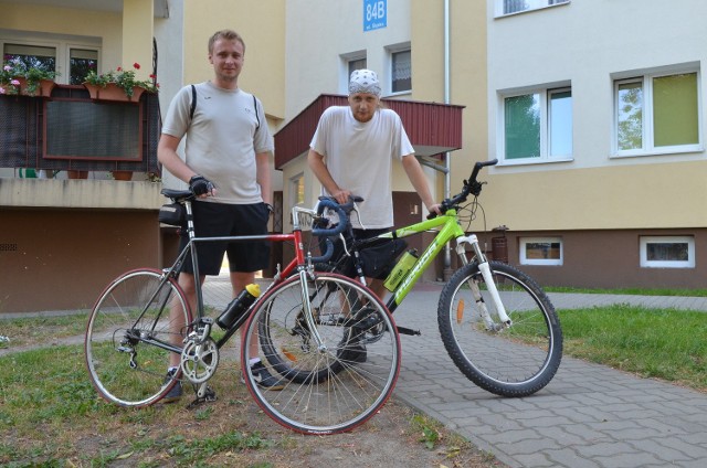 Wojtek (z lewej) i Michał na chwilę przed wyjazdem w trasę. Początek drogi był na podwórku między ul. Śląską a Fabryczną.