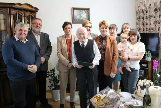 Setne urodziny pana Jana Sufczyńskiego z Tuczęp. Jubilata odwiedziły władze gminy i przedstawiciele KRUS.