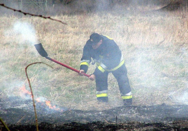 Rozpoczął się gorący okres dla strażaków, którzy muszą walczyć z pożarami traw.