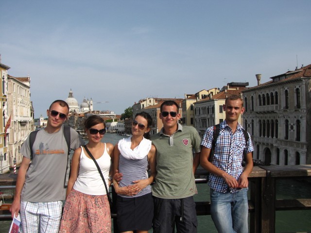 Nasi bohaterowie mieli okazję zobaczyć piękną Wenecję. Na zdjęciu od lewej: Rafał Mazurkiewicz, Kasia Motyka, Sylwia Kopera, Tomek Irzmański i Kuba Płokita.