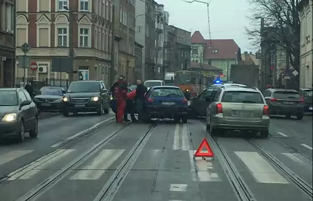 Aktualizacja 15:30 Ruch samochodów odbywa się już normalnie. Nadal nie kursują tramwaje na Wilczak.- Zgłoszenie otrzymaliśmy o godz. 13.28 - mówi asp. szt. Lidia Kowalska z Zespołu Prasowego Komendanta Wojewódzkiego Policji w Bydgoszczy. - Ze wstępnych ustaleń wynika, że kierowca forda, który jechał ul. Wrocławską, chcąc włączyć się do ruchu zderzył się z prawidłowo jadącym ul. Nakielską peugeotem.Jedna osoba została poszkodowana. To kobieta kierująca peugeotem, przebadaniu na miejscu przez zespół ratownictwa medycznego została przewieziona do szpitala.Uwaga kierowcy, na ul. Nakielskiej są spore utrudnienia. Tworzą się ogromne korki.Jak informuje Zarząd Dróg Miejskich i Komunikacji Publicznej, tramwaje linii nr 1, 3, które normalnie jeżdżą na Wilczak zostały skierowane do pętli Rycerska.Pogoda na czwartek, 15 lutego 