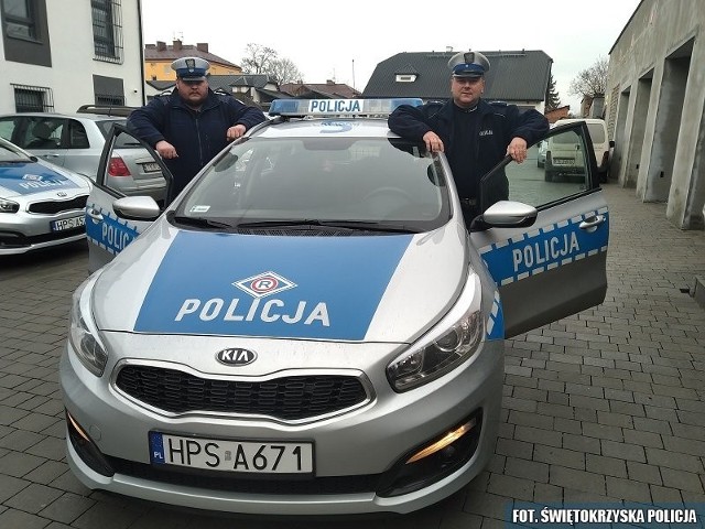 Sandomierscy policjanci eskortowali kobietę do szpitala