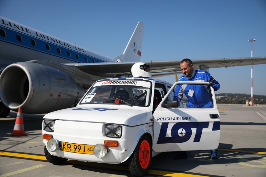 Kraków. Niezwykły wyścig na lotnisku w Balicach: Fiat 126 zmierzył się z Embraerem 175 PLL LOT
