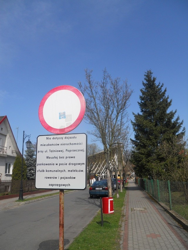 Takie tablice ograniczają ruch po ulicy Tężniowej i prowadzącej do niej ulicy Popzrecznej.