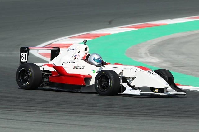 Alex Karkosik  zdecydowanie prowadzi z dużą przewagą w Formule Gulf