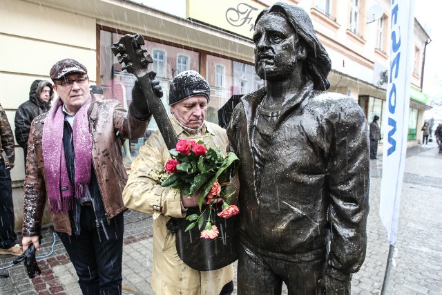 Pomnik Tadeusza Nalepy stanął na ul. 3 Maja w grudniu 2009 r.  Przedstawia maszerującą legendę polskiego bluesa z gitarą w ręku