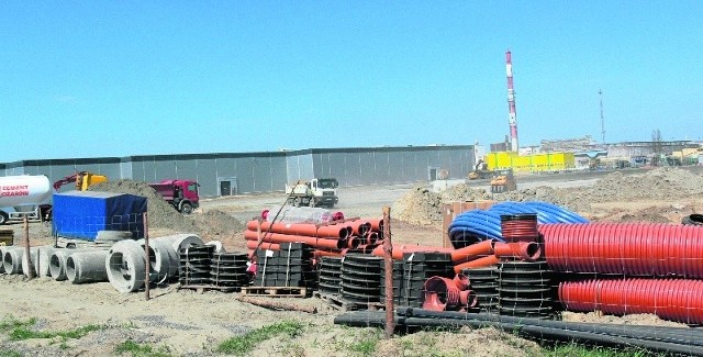 Część sprzedanych działek, to dawna droga, która dzieliła teren inwestycyjny w Chmielowie, na którym Pilkington Automotive kontynuuje rozbudowę Zakładu Produkcji Szyb Samochodowych.