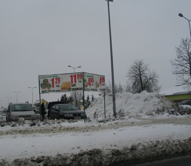 Właściciele prywatnych parkingów, jak ten przed marketem przy ulicy Sikorskiego w Tarnobrzegu muszą zamawiać bezpośrednio wywóz śniegu w spółce A.S.A i za usługę zapłacić.