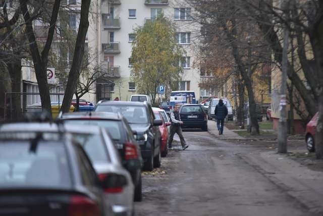 Mieszkańcy osiedla Fałata na razie doczekają się kilkudziesięciu nowych miejsc parkingowych. Na remont zniszczonej drogi muszą poczekać